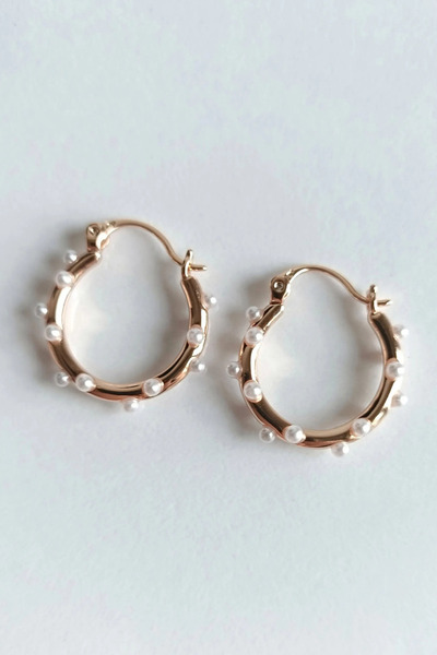 Leo'Stone أقراط نسائية من الفولاذ بتصميم حلقة لؤلؤية متوهجة من السلسلة الخاصة