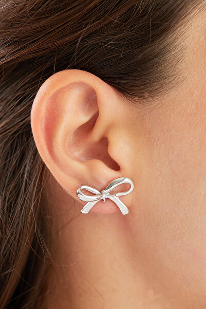 Elika Silver أقراط على شكل فيونكة - تصميم أنيق ومريح