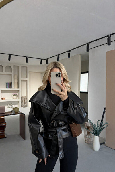 Sezgi Tekin Kruvaze Kapamalı Dik Yaka Kuşaklı Siyah Deri Ceket