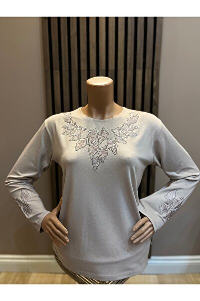 AKMAVİ Kadın Orta Yaş Ve Üzeri Yonca Vizyon İşlemeli Taşlı Bej Anne Penye Bluz