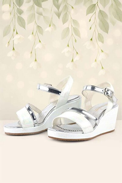 hapshoe Обувки на танкетка Aurora в екрю за момичета