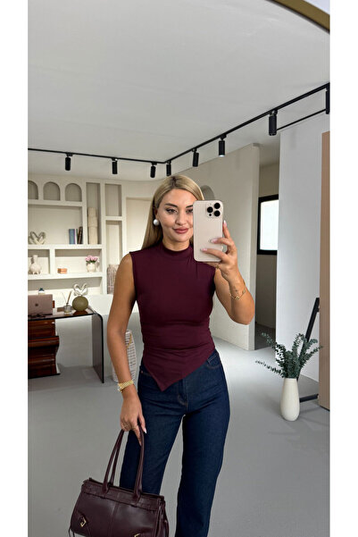 Sezgi Tekin بلوزة بياقة عالية وتفاصيل مطوية وقصة غير متماثلة بلون البرقوق