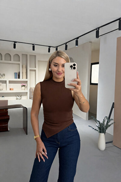 Sezgi Tekin Μπλούζα με ψηλό γιακά με λεπτομέρεια καφέ ασύμμετρης κοπής