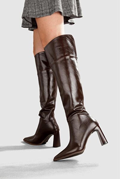 BOBx Kadın Kahverengi Diz Üstü Topuklu Çizme – Sivri Burun, Kalın Topuk, Vega...