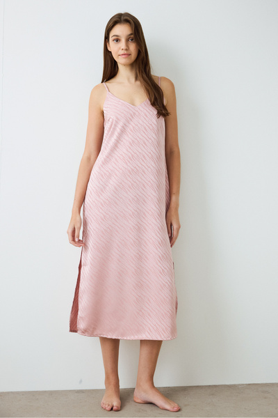 Penti Rose Dry Emma Zebra gemustertes Satin-Nachthemd mit V-Ausschnitt