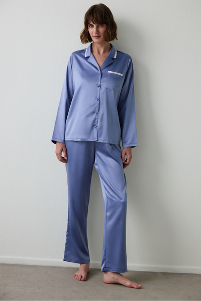 Penti Indigo Hailee Satin-Pyjama-Set mit Hemdkragen und langen Ärmeln