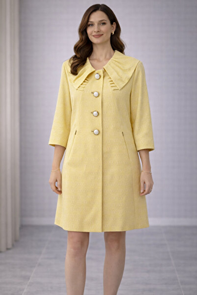 Sembol Τρεντσάκο με λεπτομέρεια στο γιακά