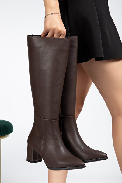 perry shoes حذاء نسائي من RENIE بكعب سميك يصل إلى أسفل الركبة ومقدمة مدببة وس...