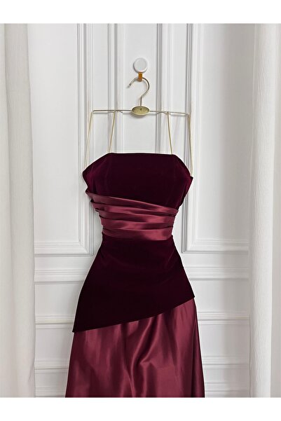 LUMY A burgundy evening dress with an elegant and sophisticated design.
