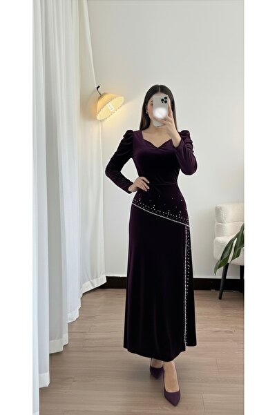 LUMY A luxurious velvet evening gown in a deep purple hue with enchanting pearl details.