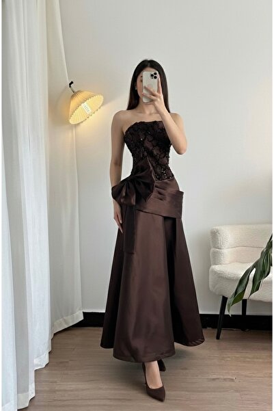 LUMY Luxurious brown strapless evening dress with hand embroidery and an elegant side bow.