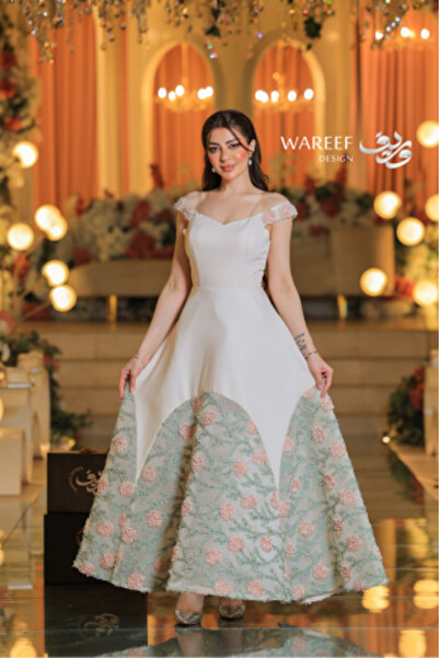 WAREEF FASHION فستان سهرة سكري بتطريز وردي فاخر وأكتاف مكشوفة بقصة فخمة وتنورة متسعة