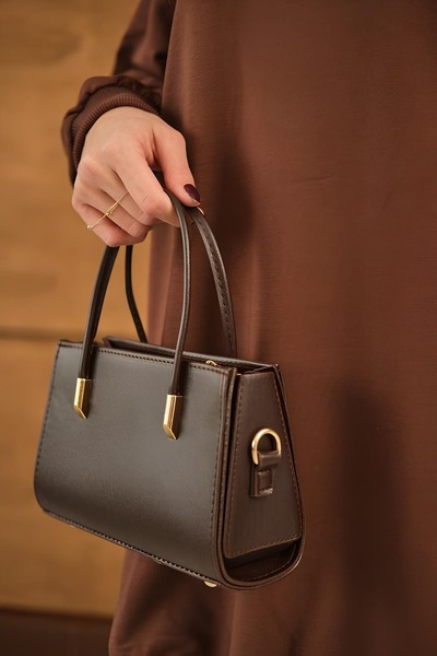 Timeless حقيبة يد نسائية صغيرة باللون البني – حقيبة كتف أنيقة مظهر جلدي مع تفاصيل ذهبية