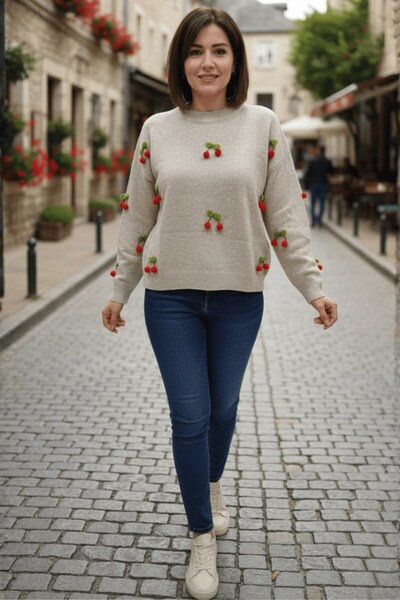 Lunarose سترة شتوية محبوكة بياقة دائرية وتفاصيل الكرز بلون بيج رملي