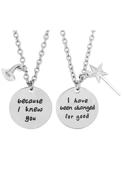 Choice قلادة بلون الفولاذ، مجموعة من القلائد الرائعة تحمل اقتباسات "لأنني عرفتك"، مع قلادة على شكل قبعة ساحرة وعصا سحرية.