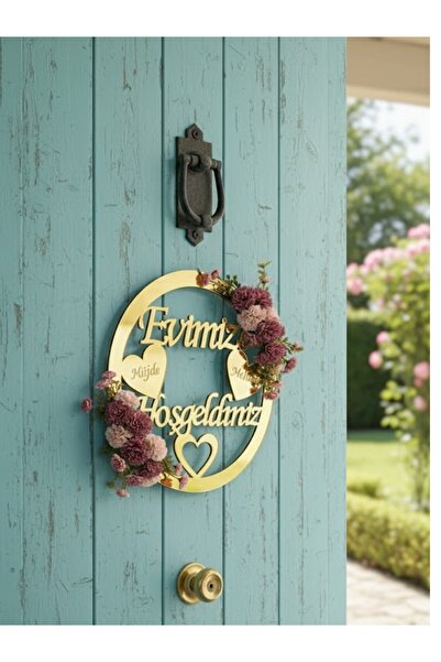 kesita TASARIM Kişiye Özel İsimli Ahşap Kapı Süsü - Çiçekli Evimize Hoşgeldiniz Yazısı (30 cm)