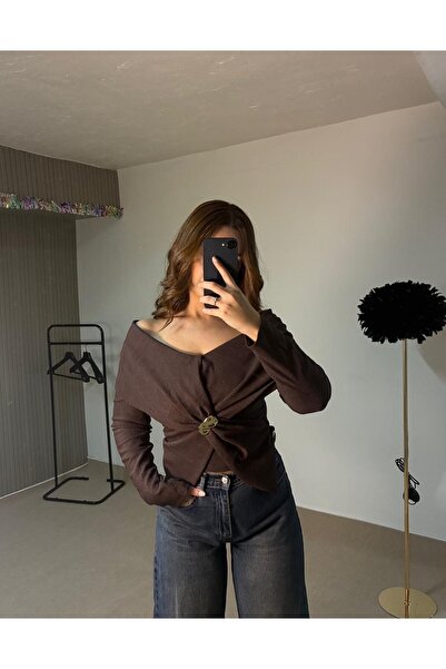 ecemce butik Madonna Yaka Broş Detaylı Kazak