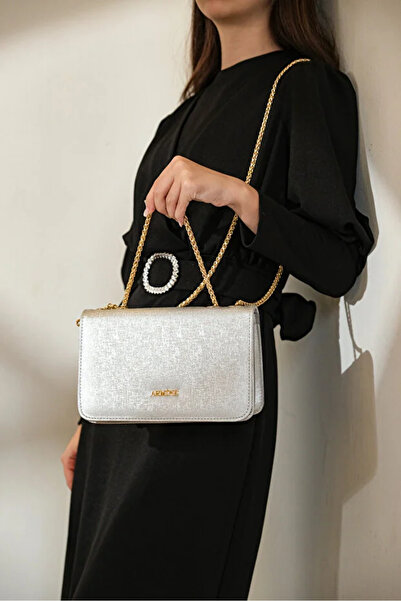 Armine حقيبة يد وكتف لا تتأثر بالوقت ومتعددة الاستخدامات، تجمع بين الأناقة اليومية والرقي أثناء التنقلات.