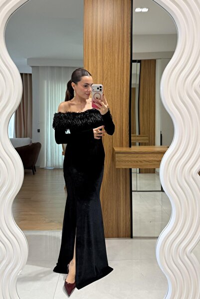 Gizem Ecemiş Kiel Siyah Kayık Tüylü Yaka Yırtmaçlı Kadife Elbise