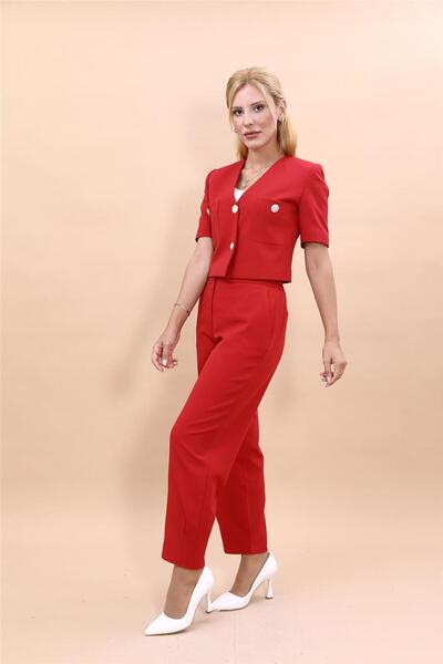 ÖNDER ÖZSOY سترة قصيرة بياقة على شكل حرف V وبنطلون رياضي مطوي عند الأرجل مع ج...