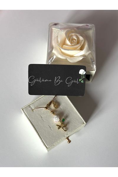 Alis Accessory Özel güllü kutuda harfli gül kolye