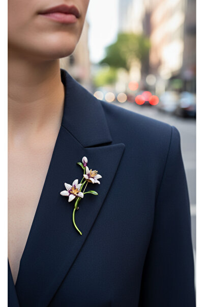 Efe Aks Mor Beyaz Çiçek Figürlü Broş - Gold Detaylı Tasarım Kadın Yaka İğnesi
