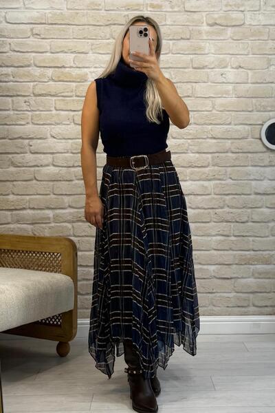 Muna Boutique تنورة طويلة باللون الأزرق الداكن بنمط قص غير متماثل