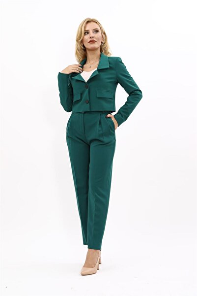 ÖNDER ÖZSOY سترة رياضية صغيرة بياقة وبنطلون ضيق مطوي مع جيوب للنساء - لون زمردي