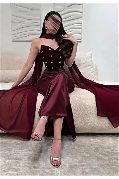 Loolmas fashion A burgundy velvet evening dress with elegant embroidery