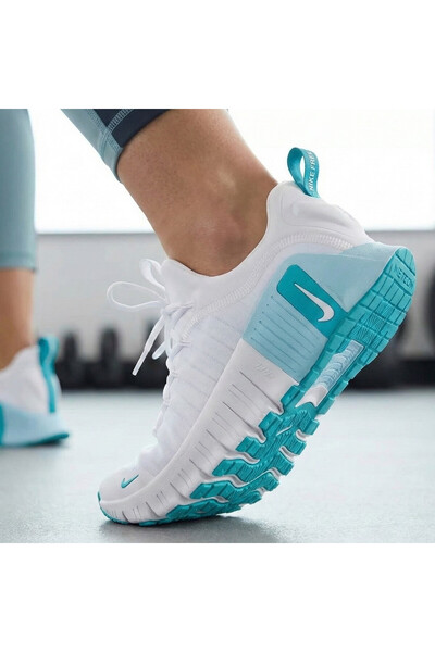 Nike حذاء ميتكون 6 الرياضي الأبيض للتدريب مجانًا