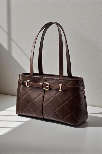 DEMESİ حقيبة كتف فاخرة مبطنة باللون البني مع تفاصيل حزام جلدي للنساء