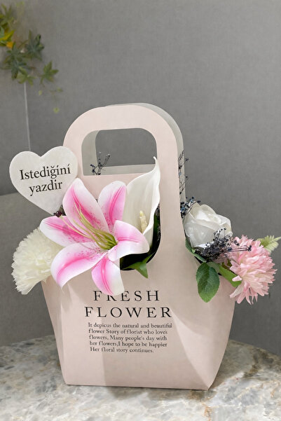 Lunea Co Zambak ve Beyaz Gül Yapay Çiçek Buketi – Şık Çanta Tasarımlı Dekoratif Aranjman