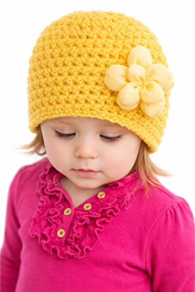 Superbaby Caciulita galbena crosetata cu floricica aplicata