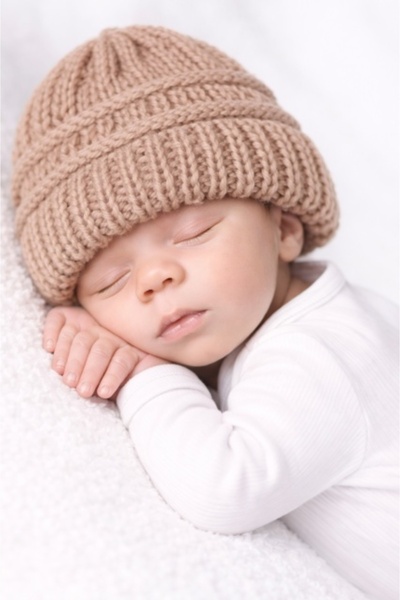 Superbaby Caciulita maro crosetata tip fes pentru bebelusi