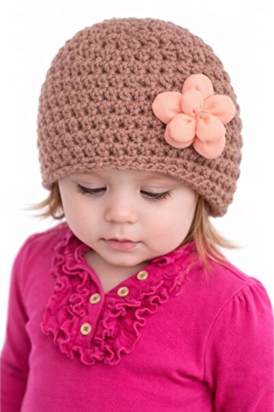 Superbaby Caciulita maro crosetata cu floricica aplicata