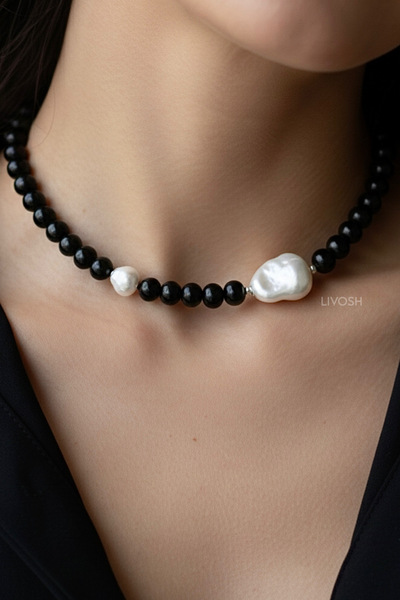 LIVOSH قلادة تشوكر كبيرة مرصعة باللؤلؤ الأسود مع تفاصيل اللؤلؤ