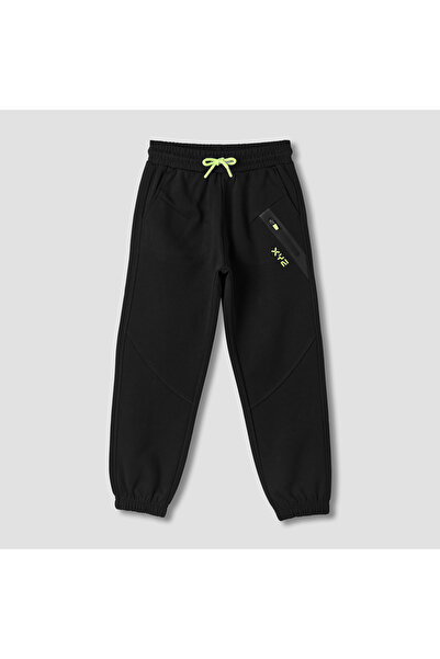 XYZ Solid Joggers with Drawstring Closure and Pockets