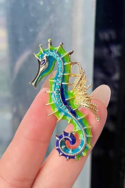 TAKIŞTIR Deniz Atı Figürlü Broş