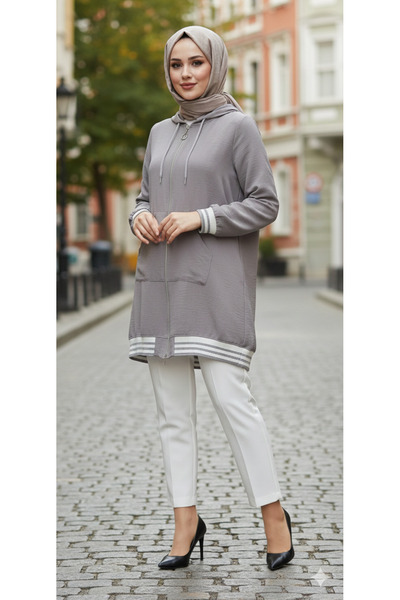 MODA Γκρι μοντέρνο και κομψό ρούχο με κουκούλα, με ριγέ μανίκια και ριγέ στρί...