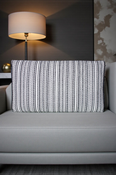 AYPETEKS Siyah Gri, Beyaz Çizgili Ketenli Mat Kadife Kutu Model Kırlent Kılıfı