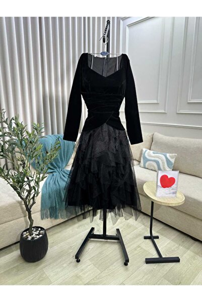 haninline A short, soft dress made of tulle fabric with added velvet.