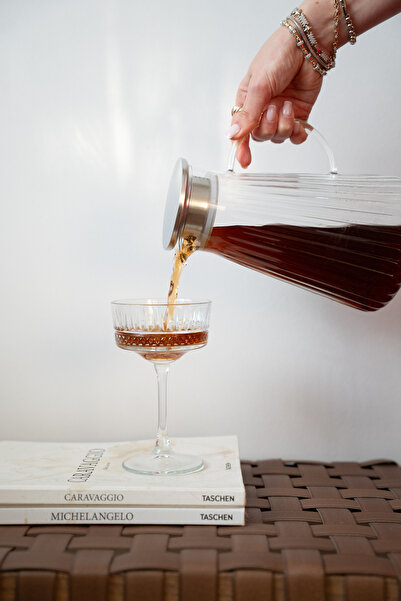 Dekorzdükkan Metal Kapaklı Cam Sürahi (1800 ml)