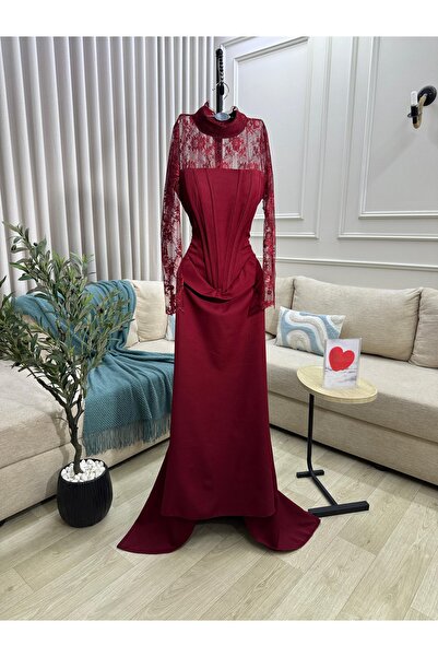 haninline A soft burgundy dress in Barbie fabric with lace