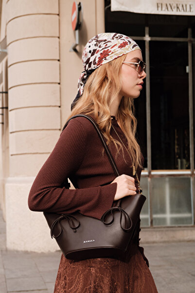 moontime alaçatı Şık ve kullanışlı kahverengi fiyonklu çanta, her tarzla uyum...