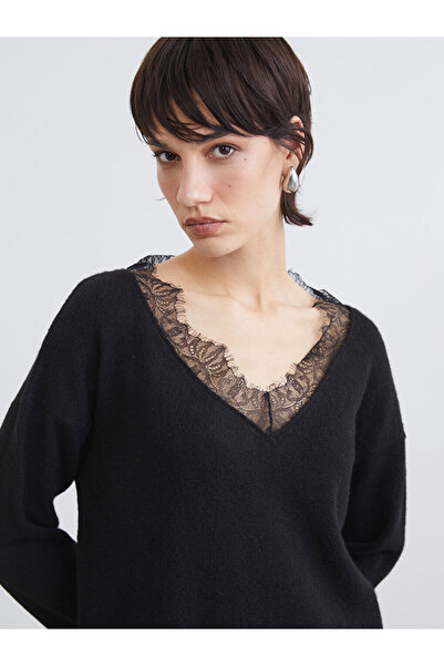 LC Waikiki UZG Store'den Stilinizi Oluşturun Siyah V Yaka Dantel Detaylı Oversize Kadın Triko Kazak