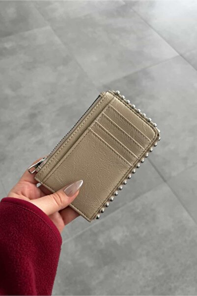 Yuka Atelier Πορτοφόλι από συνθετικό δέρμα με καρφώματα και λεπτομέρεια θήκης για κάρτες