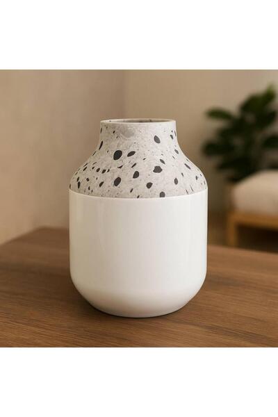Oss elhetraf مزهرية ديكور سيراميكية بلون أبيض لامع وتفاصيل تيرازو رمادية على طاولة فاخرة