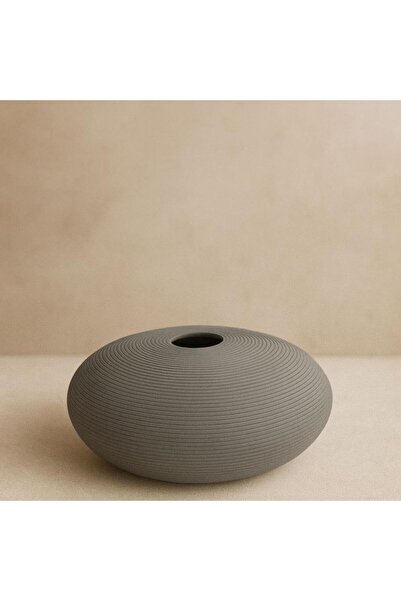 Oss elhetraf A round, gray, striped vase for modern decor