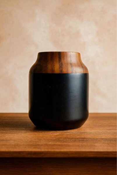Oss elhetraf Wooden vase with matte black metal – a modern decorative vase