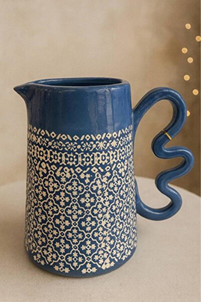 Oss elhetraf Blue ceramic jug decorated with an oriental pattern for decoration